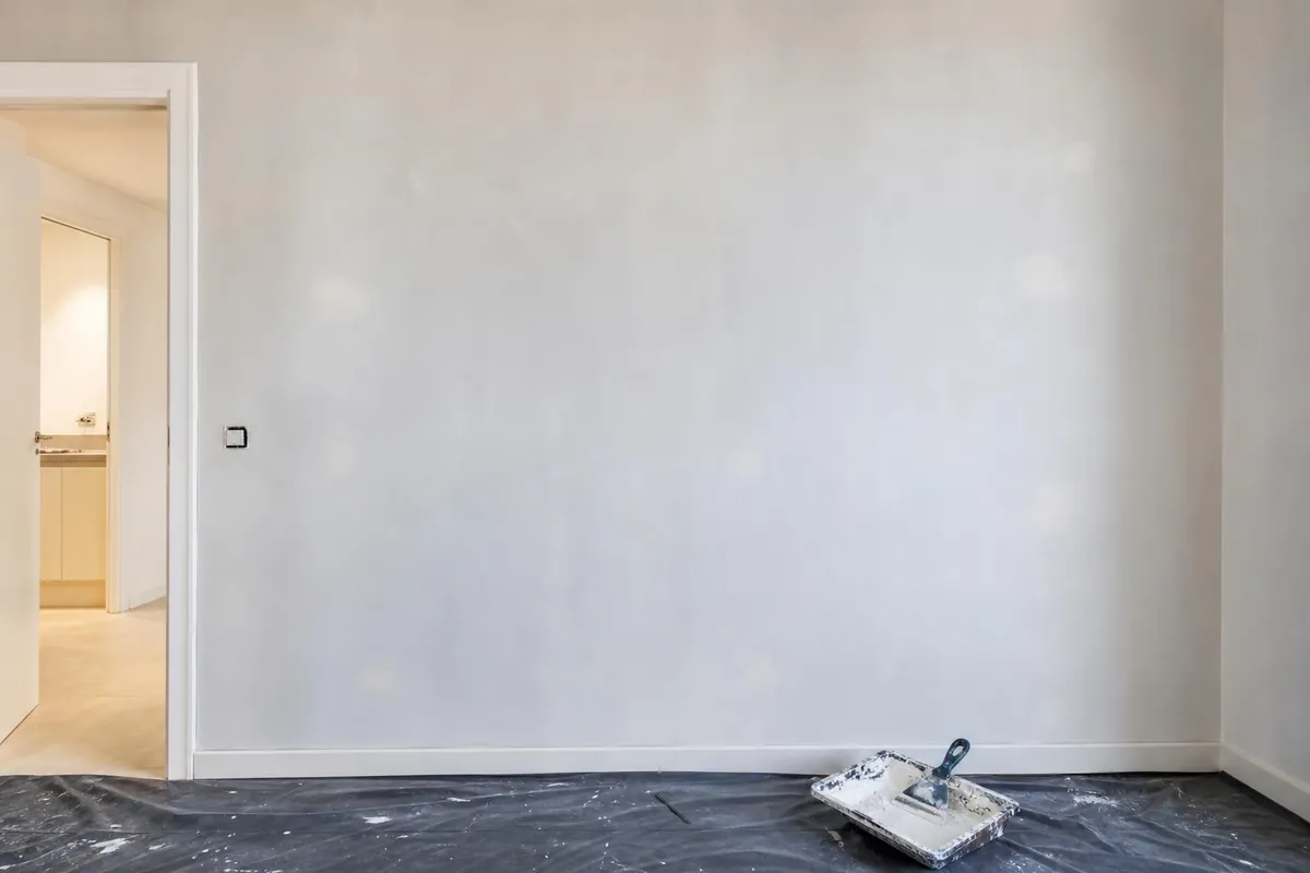 Pared con pequeñas grietas ya masilladas, lista para pintar, en San José, Zaragoza