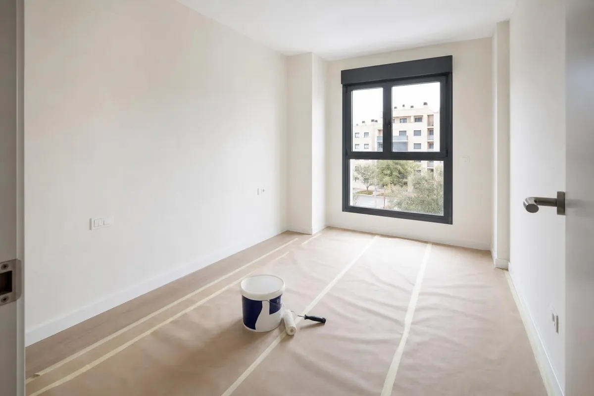Dormitorio moderno recién pintado en un piso nuevo de Valdespartera, Zaragoza
